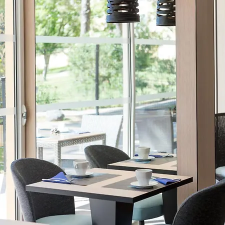 Logis Les Pins - Operalia Szálloda