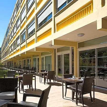 מלון Logis Les Pins - Operalia 3*