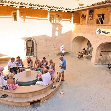 Logis Les Pins - Operalia فندق بالاروك ليه بان