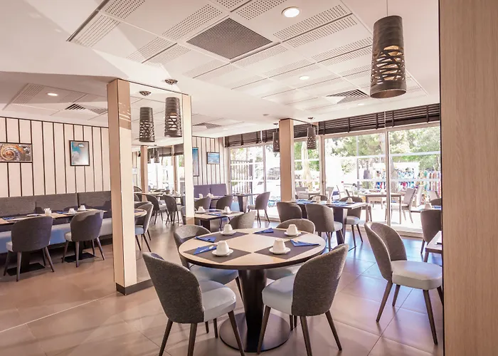 Logis Les Pins - Operalia 3*